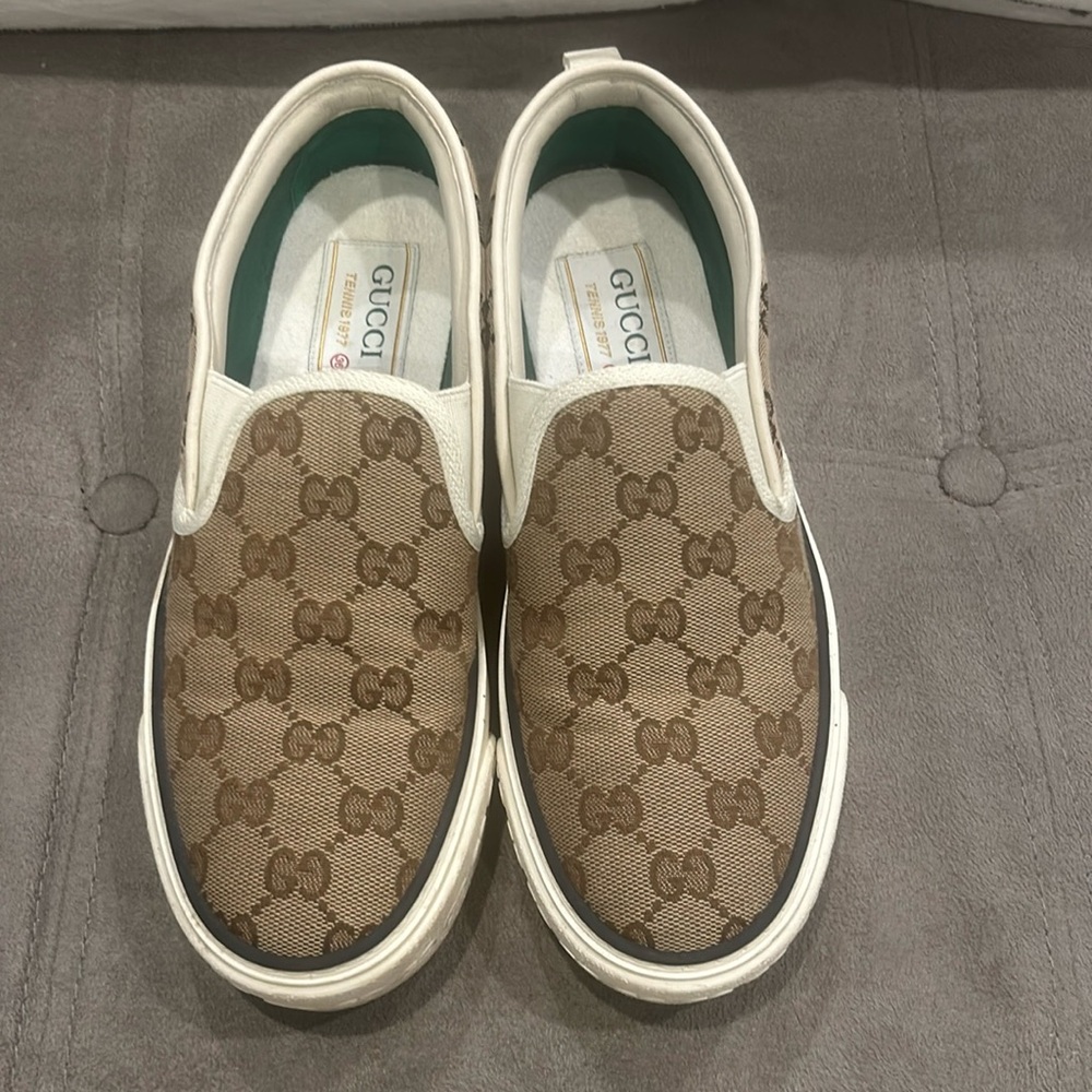 GUCCI tennis 1977 slip on canvas sneaker size 36/6
Very lightly worn